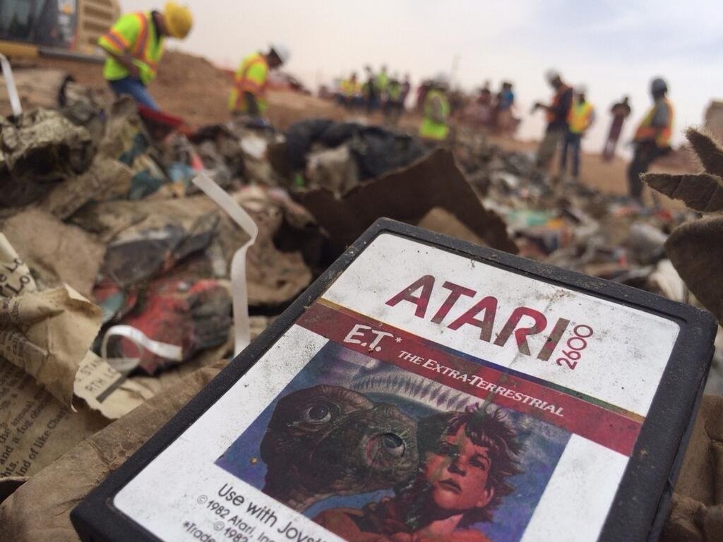 E.T.: Το Φιάσκο του Βιντεοπαιχνιδιού της Atari – Η Αποτυχία που Έστρεψε την εταιρεία στην Ταφή των Cartridges σε έρημο στο Νέο Μεξικό