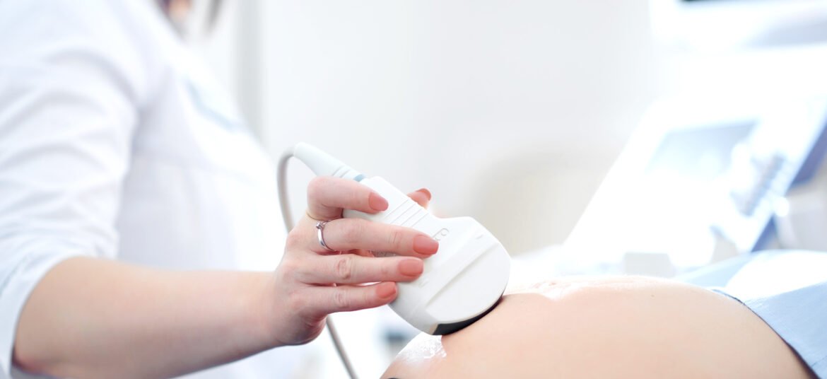 Λήψη δείγματος για τεστ παπ από γυναικολόγο σε σύγχρονο ιατρείο με εξειδικευμένα εργαλεία και μικροσκόπιο.