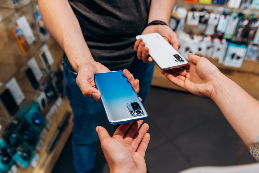 Μεταχειρισμένο Samsung ή iPhone; Ο οδηγός αγοράς από τον Ζερβουδάκης