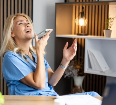 «Σου στέλνω ηχητικό»: Γιατί προτιμάμε τα voice messages από το τηλέφωνο;