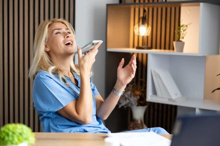 «Σου στέλνω ηχητικό»: Γιατί προτιμάμε τα voice messages από το τηλέφωνο;