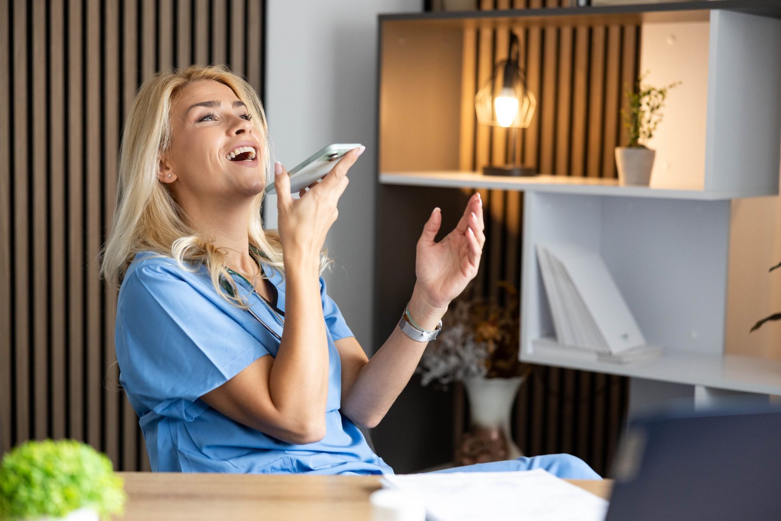 «Σου στέλνω ηχητικό»: Γιατί προτιμάμε τα voice messages από το τηλέφωνο;