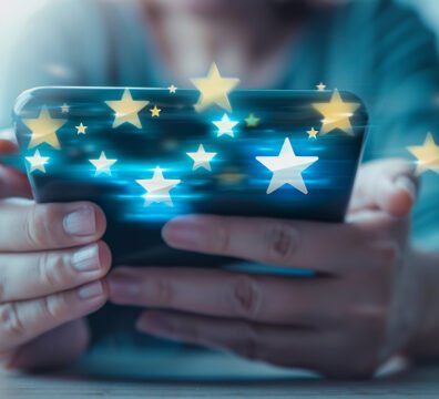 Fake Reviews: Γιατί εμπιστευόμαστε τα 5 αστέρια ακόμη κι όταν δεν γνωρίζουμε ποιος τα έβαλε;